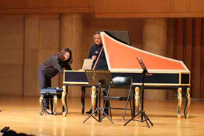 小型音樂會正在調試鋼琴的老師 小型音樂會正在調試鋼琴的老師