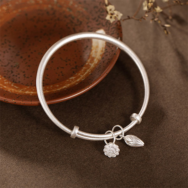 小旗奶奶的白銀手鐲和上邊的黃金是一個(gè)款式.jpg 小旗奶奶的白銀手鐲和上邊的黃金是一個(gè)款式.jpg