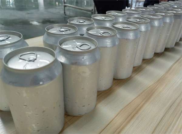 還沒(méi)有噴印標(biāo)簽的罐體 還沒(méi)有噴印標(biāo)簽的罐體