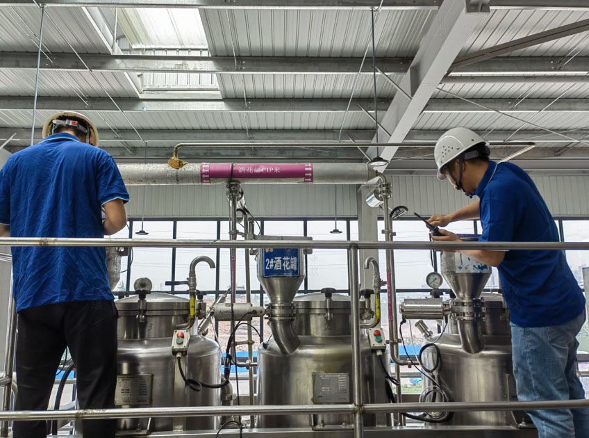 正在檢查酒花的濃度.jpg 正在檢查酒花的濃度.jpg