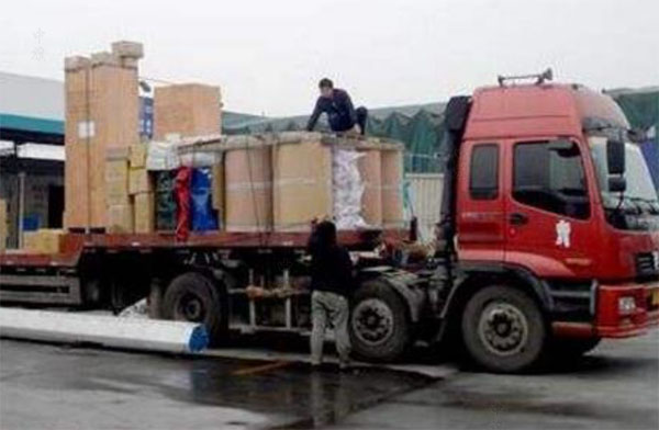 運輸?shù)竭_目的地正在卸貨的師傅.jpg 運輸?shù)竭_目的地正在卸貨的師傅.jpg