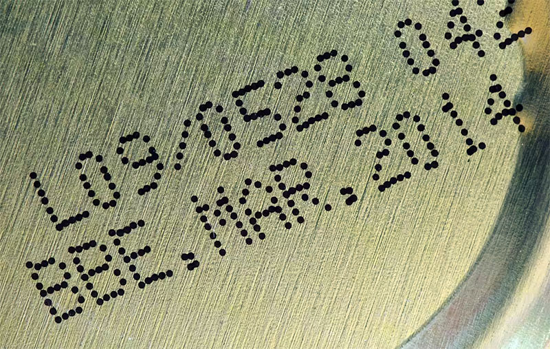 鋁罐啤酒保質(zhì)期都在底部.jpg 鋁罐啤酒保質(zhì)期都在底部.jpg