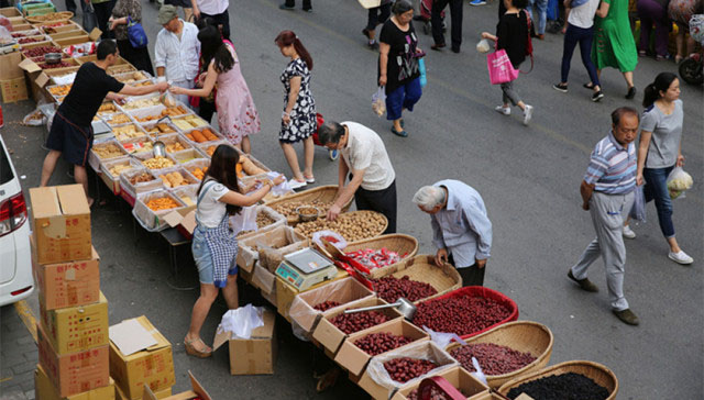 一些無證經(jīng)營的小攤販.jpg 一些無證經(jīng)營的小攤販.jpg