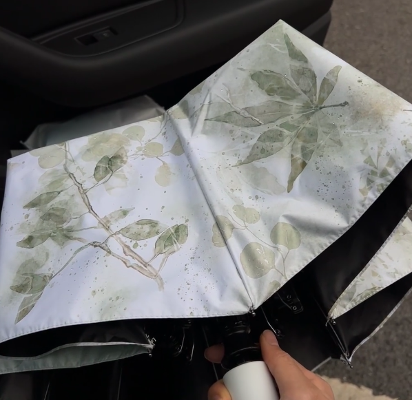 遮陽(yáng)傘還可以遮雨哦