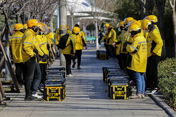 早晨外賣師傅們正在開會