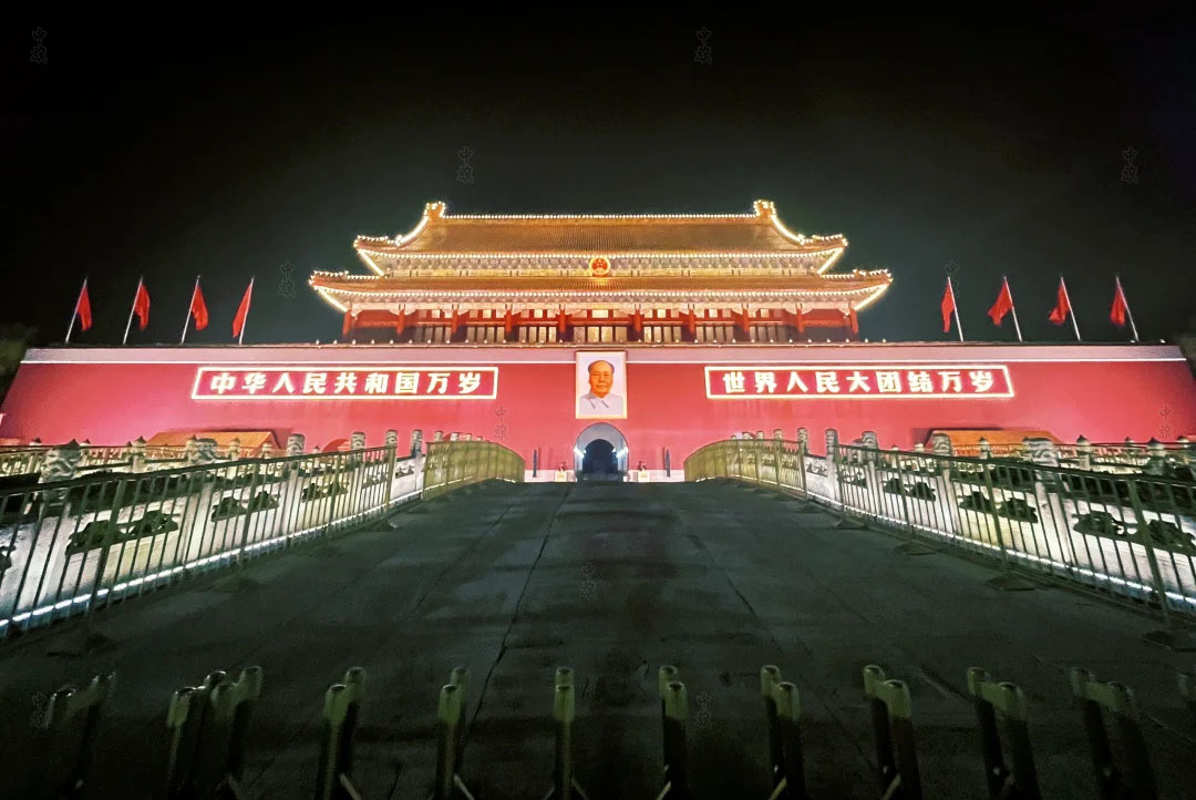 夜晚的天安門廣場(chǎng)，燈火輝煌