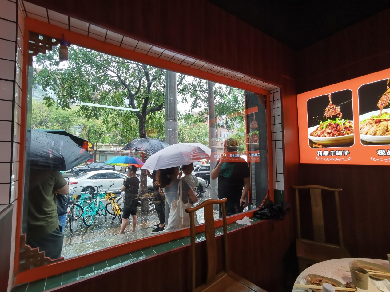 店內(nèi)爆滿，外面等待的也非常多