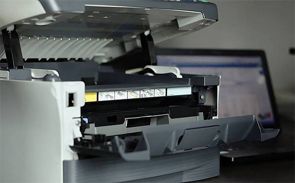 某品牌打印機正在準(zhǔn)備打印中 某品牌打印機正在準(zhǔn)備打印中