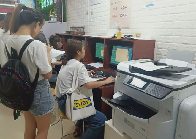 正在打印的同學(xué) 正在打印的同學(xué)