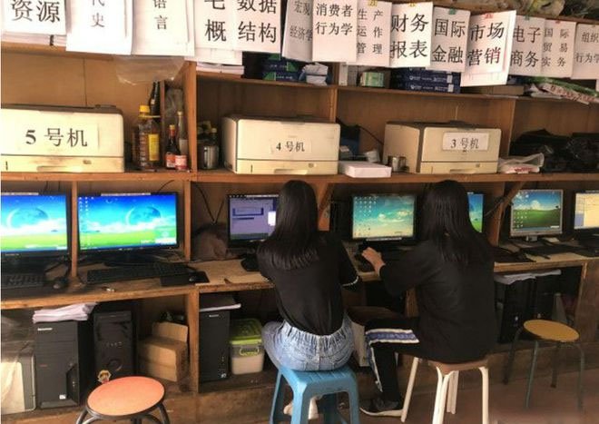 正在復(fù)印的同學(xué)們 正在復(fù)印的同學(xué)們