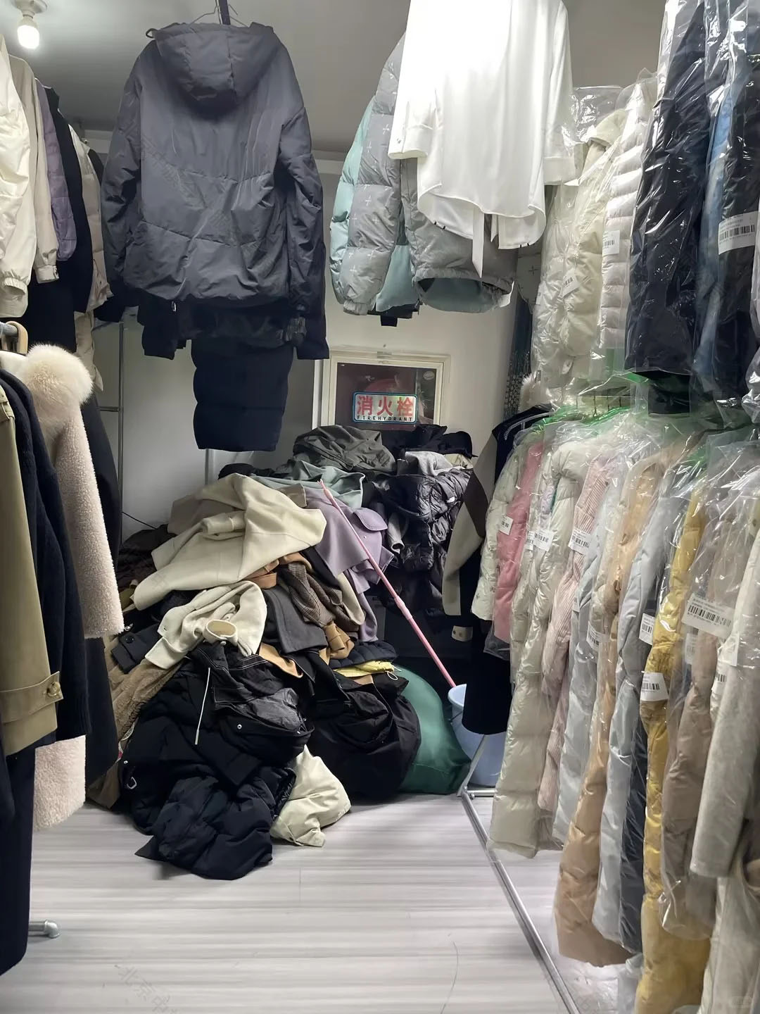 剛開業(yè)的干洗店，現(xiàn)在衣服堆積如山，訂單非常多