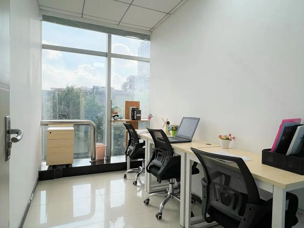 公司客服部辦公室里面是三個工位 公司客服部辦公室里面是三個工位