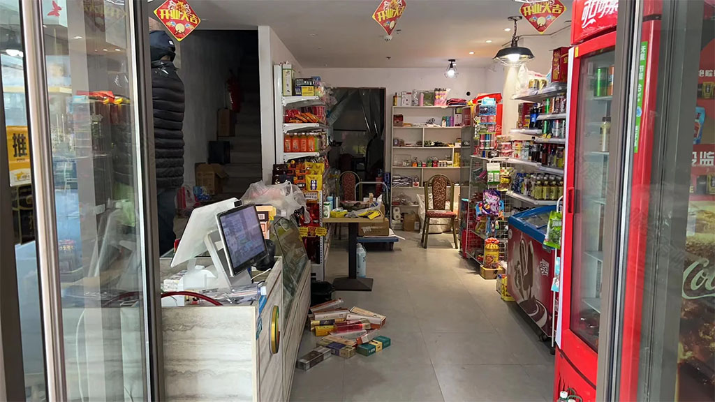 小張新開(kāi)張的便利店還是比較凌亂的.jpg 小張新開(kāi)張的便利店還是比較凌亂的.jpg