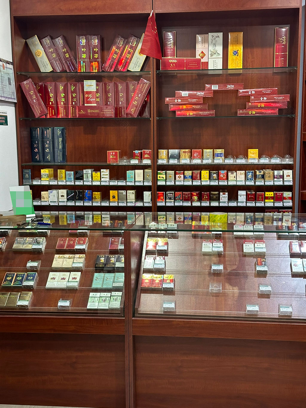 小旗樓下的煙草專賣香煙種類很多.jpg