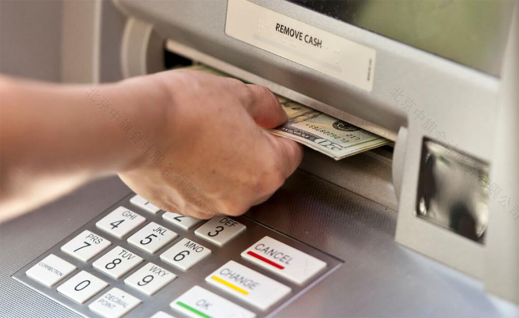ATM上正在取錢(qián)