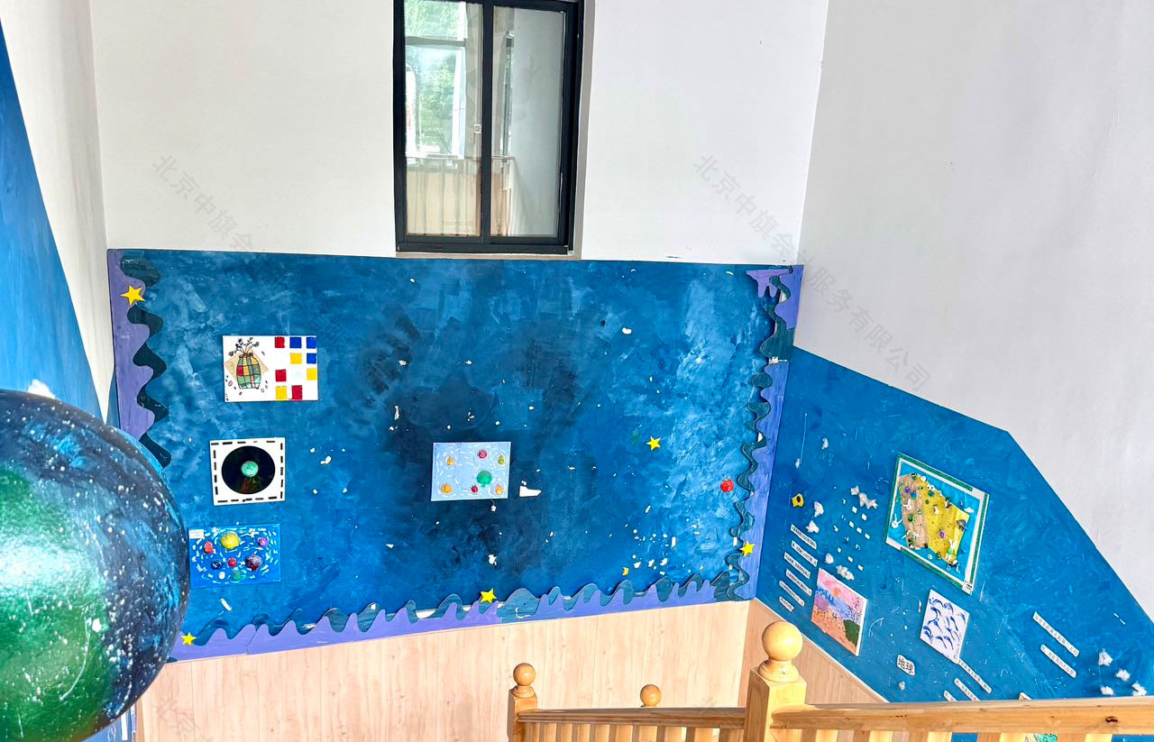 幼兒園的樓梯間的彩繪，辦理幼兒園確實(shí)不容易，一定要細(xì)心.jpg