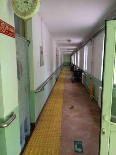 養(yǎng)老院走廊一角，地面鋪設(shè)盲道.jpg