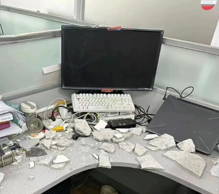 正在上班天花板掉下來了.jpg 正在上班天花板掉下來了.jpg