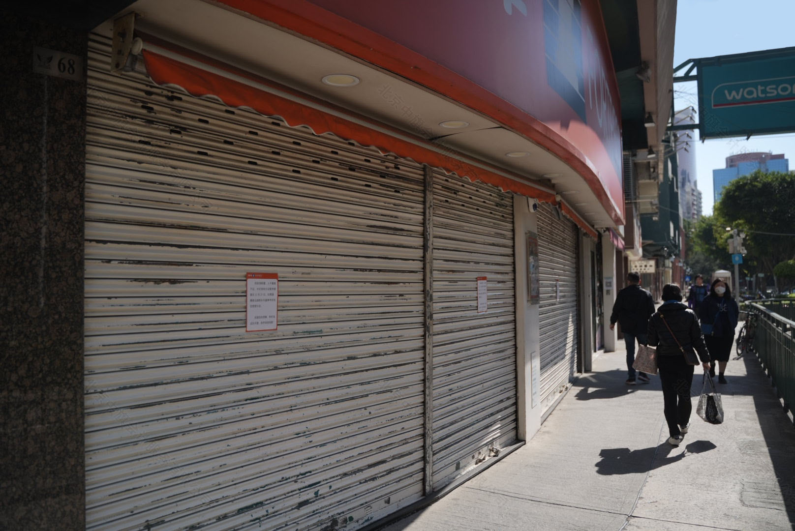 現(xiàn)在藥店關(guān)門的比較早.jpg 現(xiàn)在藥店關(guān)門的比較早.jpg