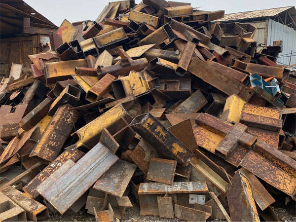 樓下廢品站回收的廢鐵堆積如山.jpg