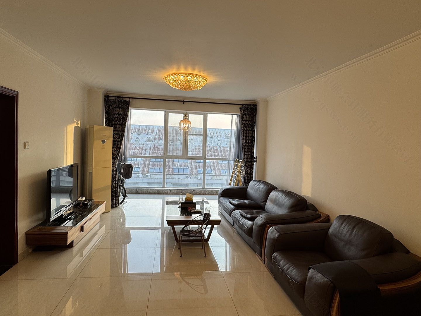 小王近期租的房子客廳看著還是比較寬敞明亮的.jpg 小王近期租的房子客廳看著還是比較寬敞明亮的.jpg