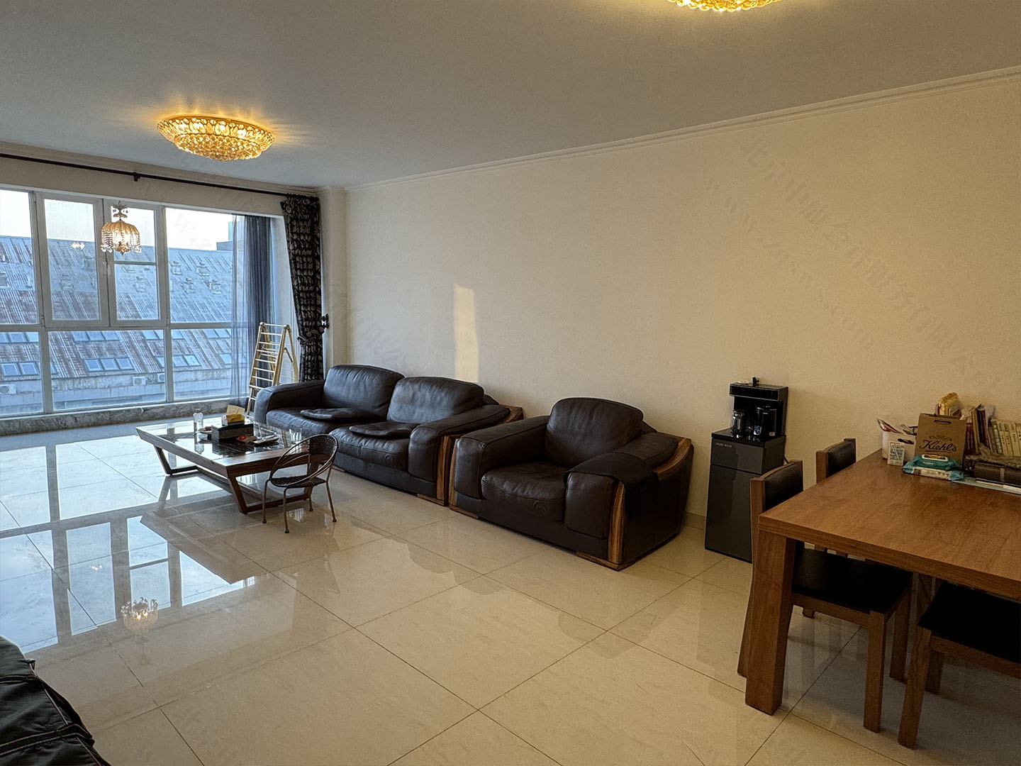 租房客廳寬敞明亮沒什么事兒可以窩在沙發(fā)上看看書玩玩手機(jī).jpg 租房客廳寬敞明亮沒什么事兒可以窩在沙發(fā)上看看書玩玩手機(jī).jpg