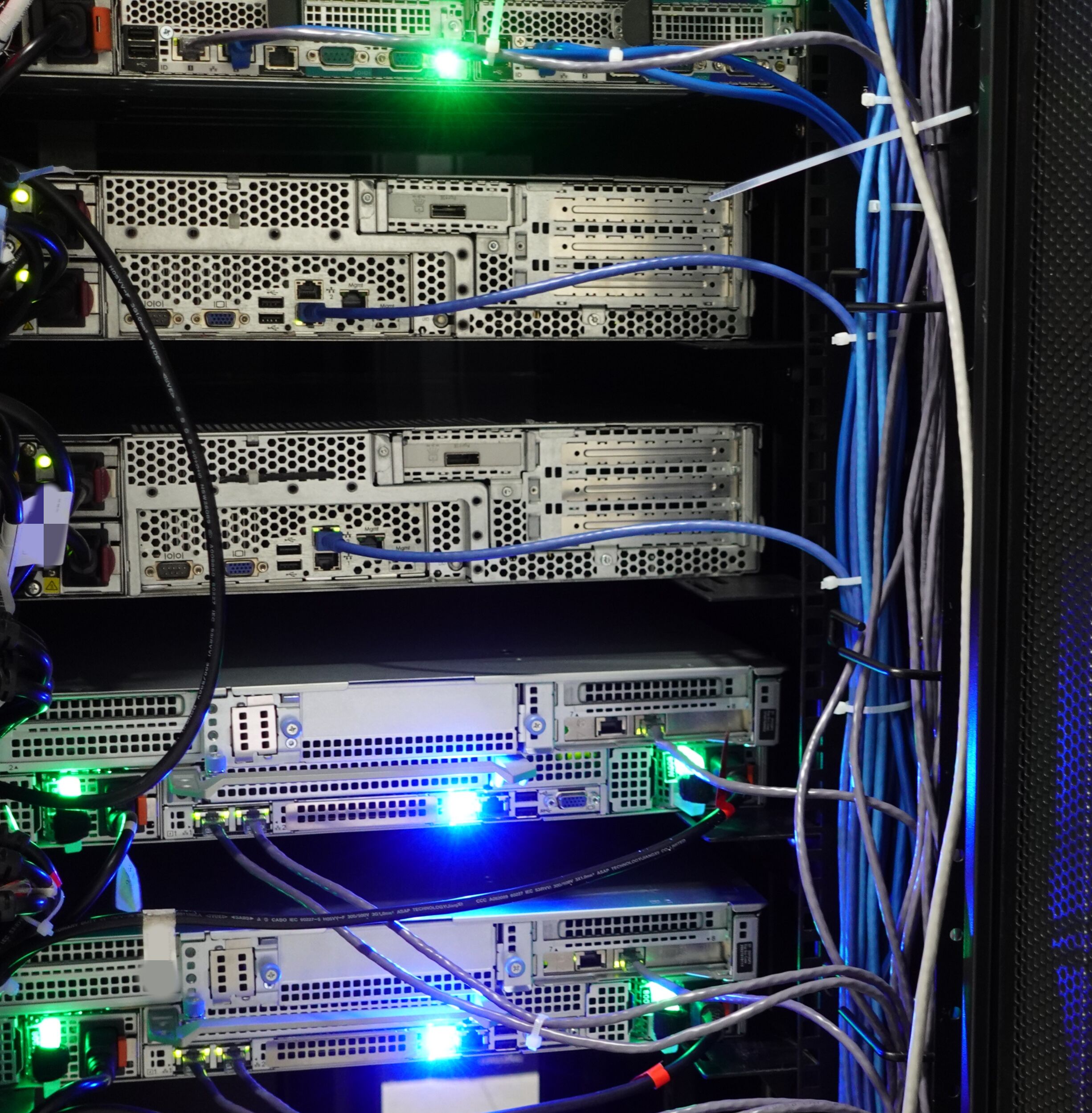 ICD機(jī)房機(jī)柜中的機(jī)器 ICD機(jī)房機(jī)柜中的機(jī)器