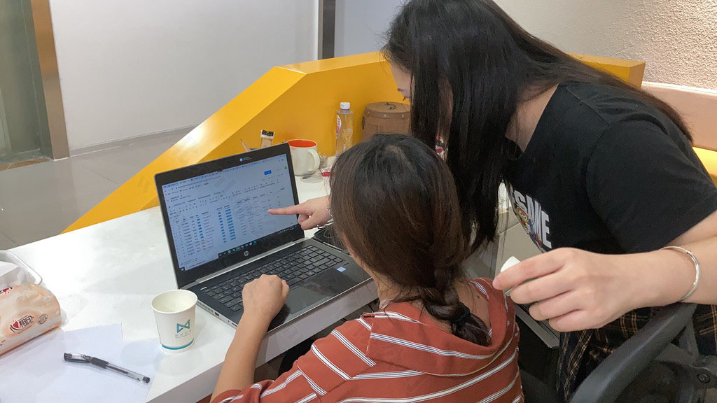 公司剛來的實(shí)習(xí)生正在培訓(xùn)中.jpg 公司剛來的實(shí)習(xí)生正在培訓(xùn)中.jpg