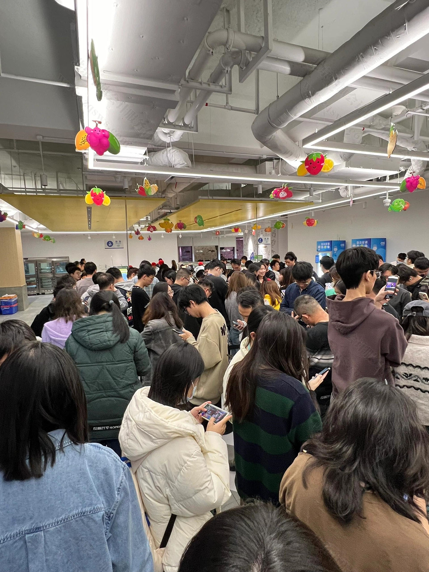 我們學(xué)校食堂人非常多.jpg 我們學(xué)校食堂人非常多.jpg