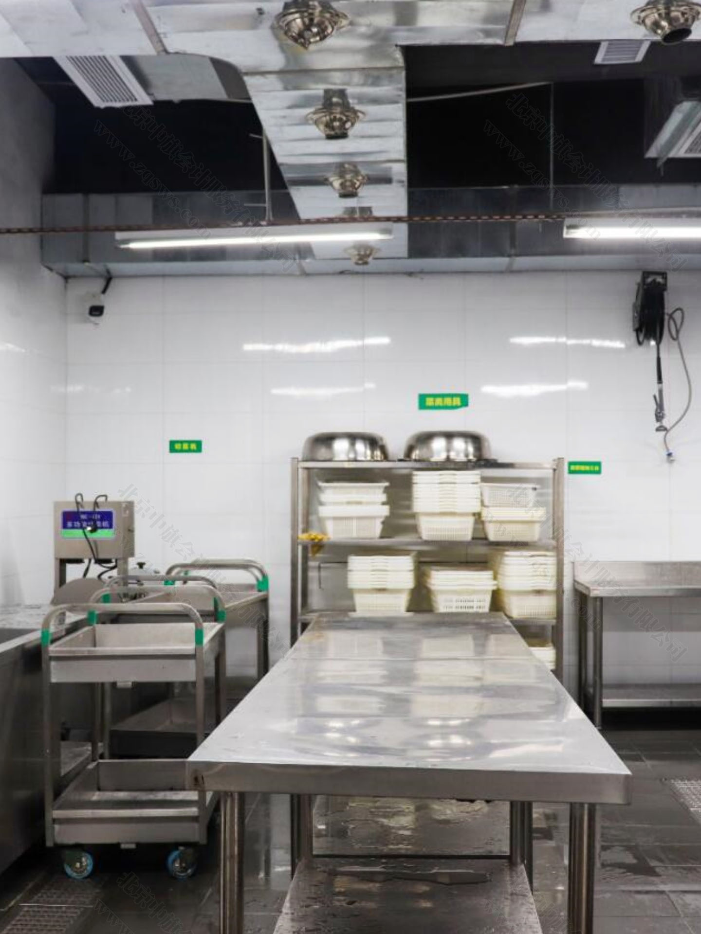 食堂檔口這是我的設(shè)備間.jpg 食堂檔口這是我的設(shè)備間.jpg