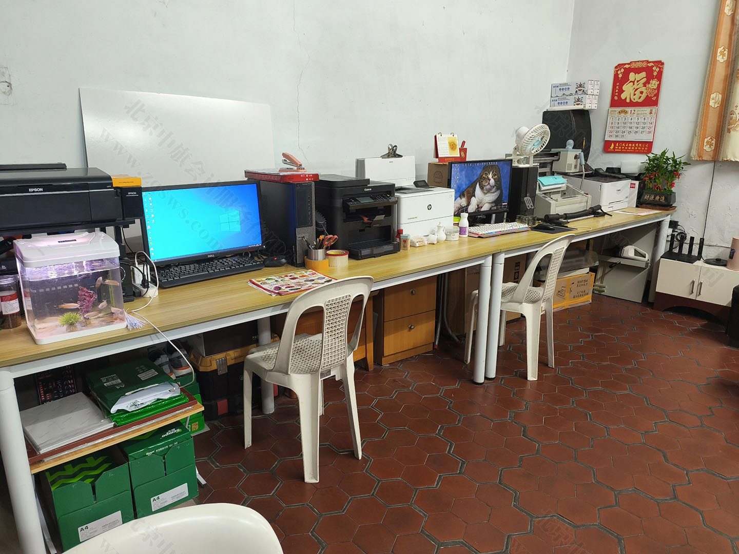 屋內(nèi)的辦公用品一應(yīng)俱全.jpg