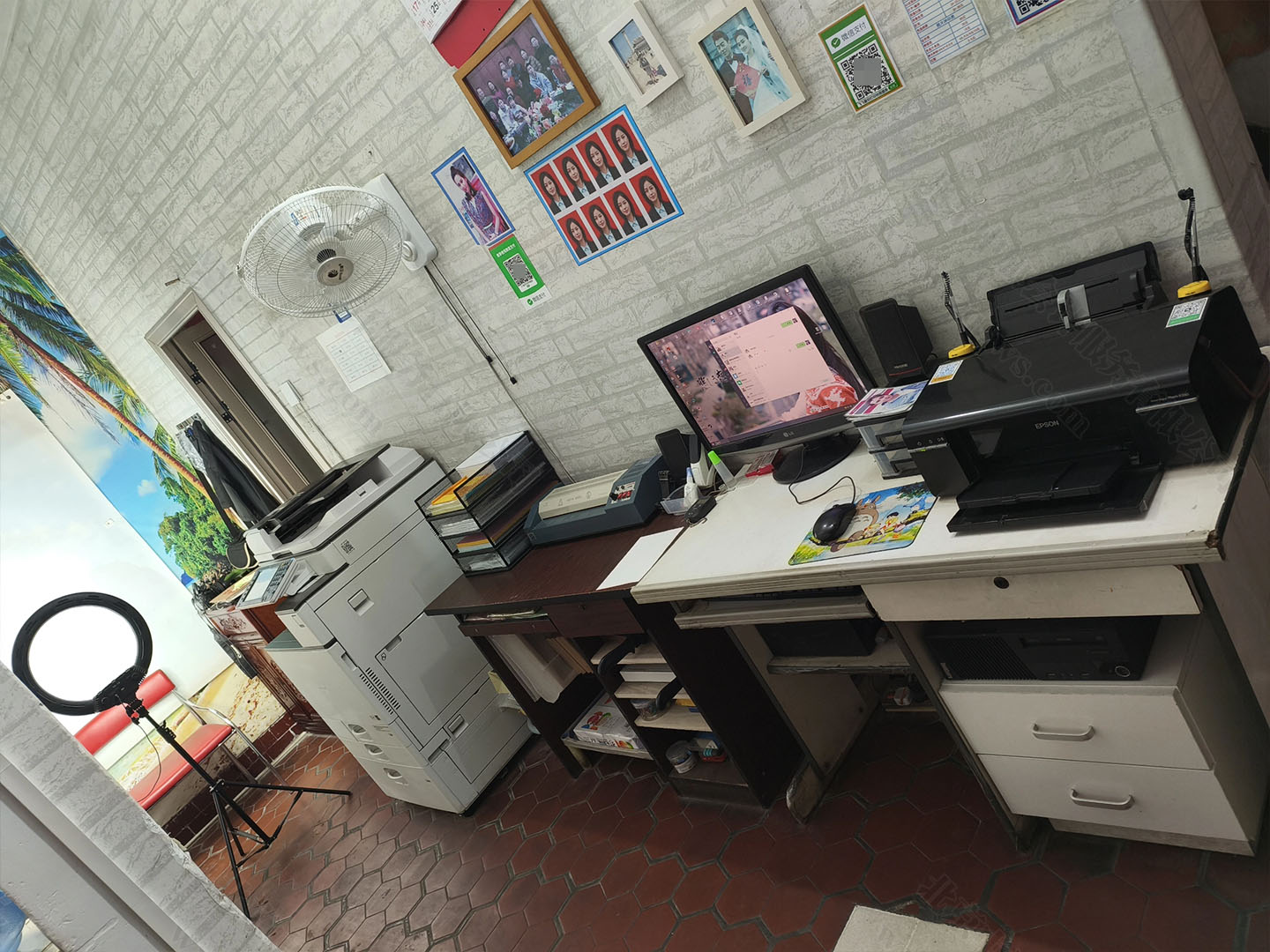 小店里的打印機(jī)和復(fù)印機(jī).jpg