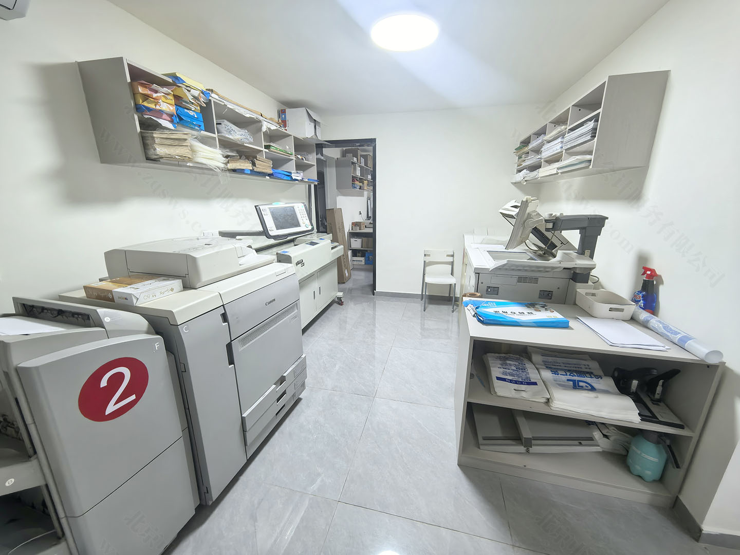 印刷店的打印設(shè)備齊全.jpg 印刷店的打印設(shè)備齊全.jpg