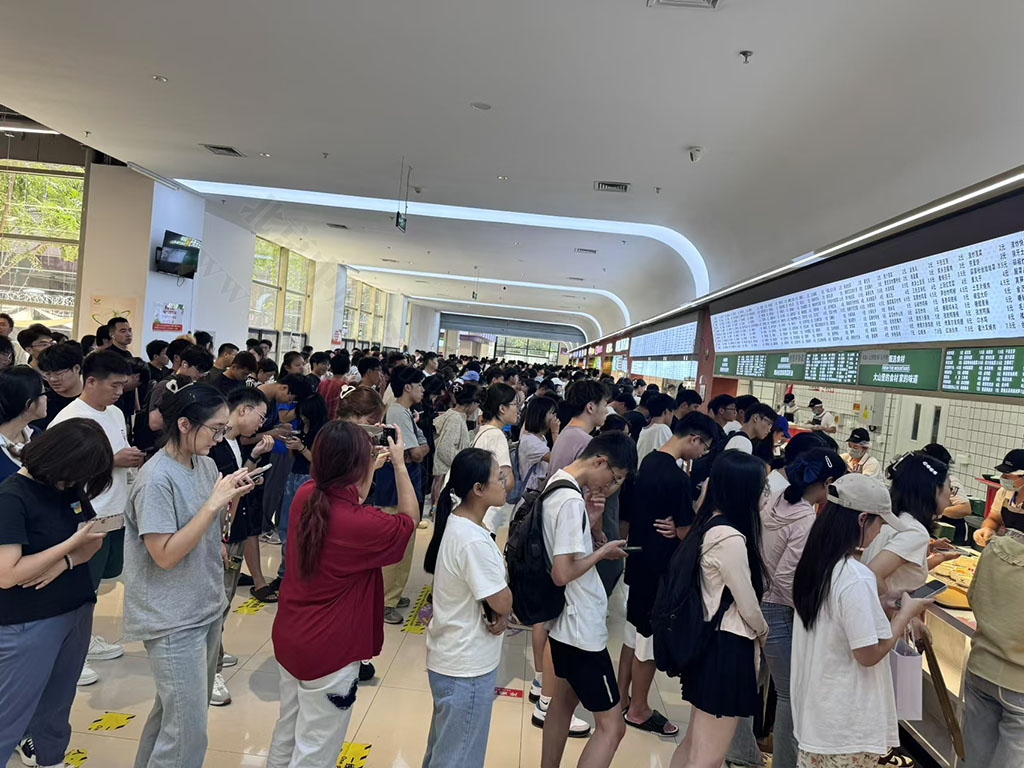 大學(xué)食堂的孩子們真多.jpg
