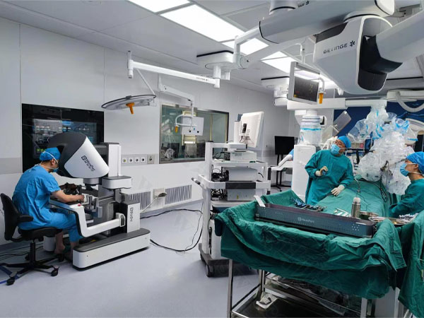 正在進(jìn)行手術(shù).jpg 正在進(jìn)行手術(shù).jpg