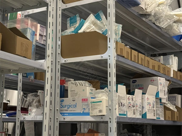 王先生家里倉庫擺滿了商品.jpg 王先生家里倉庫擺滿了商品.jpg