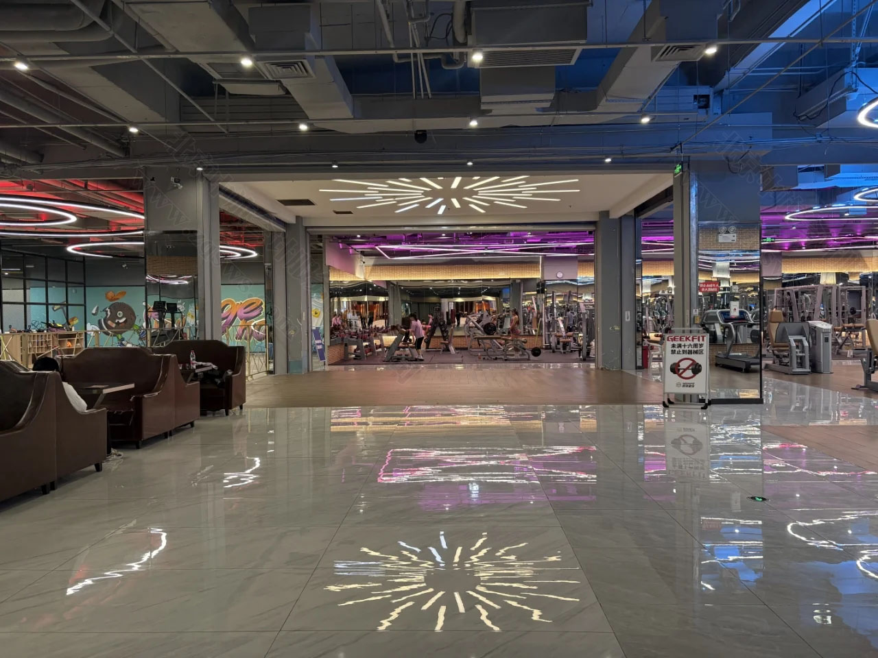 某個(gè)健身房.jpg 某個(gè)健身房.jpg