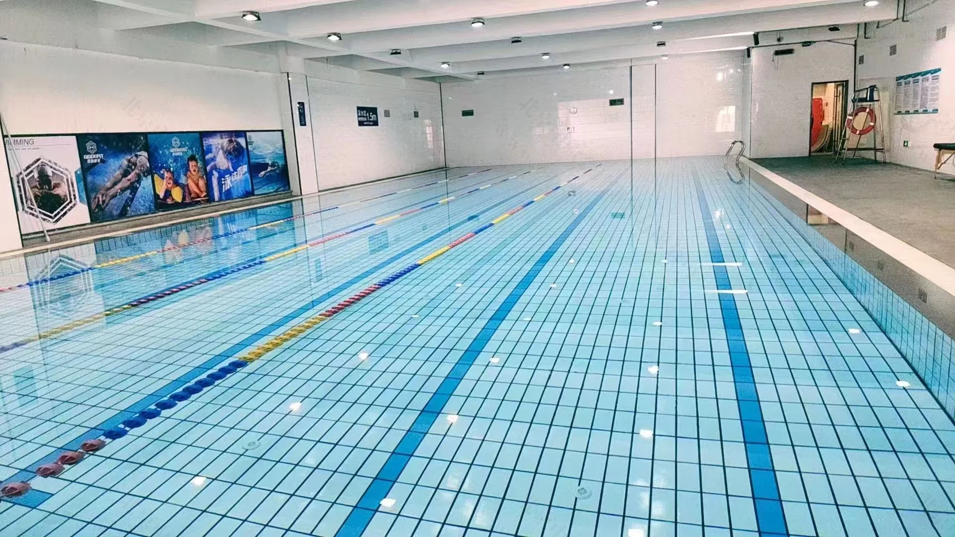 健身房?jī)?nèi)的游泳池.jpg 健身房?jī)?nèi)的游泳池.jpg
