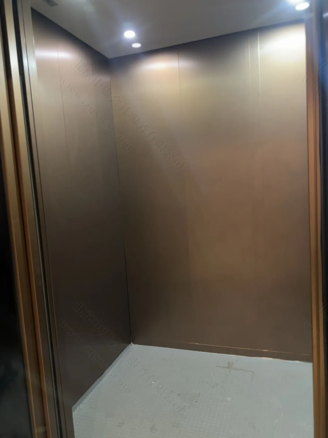 電梯廂門.jpg 電梯廂門.jpg