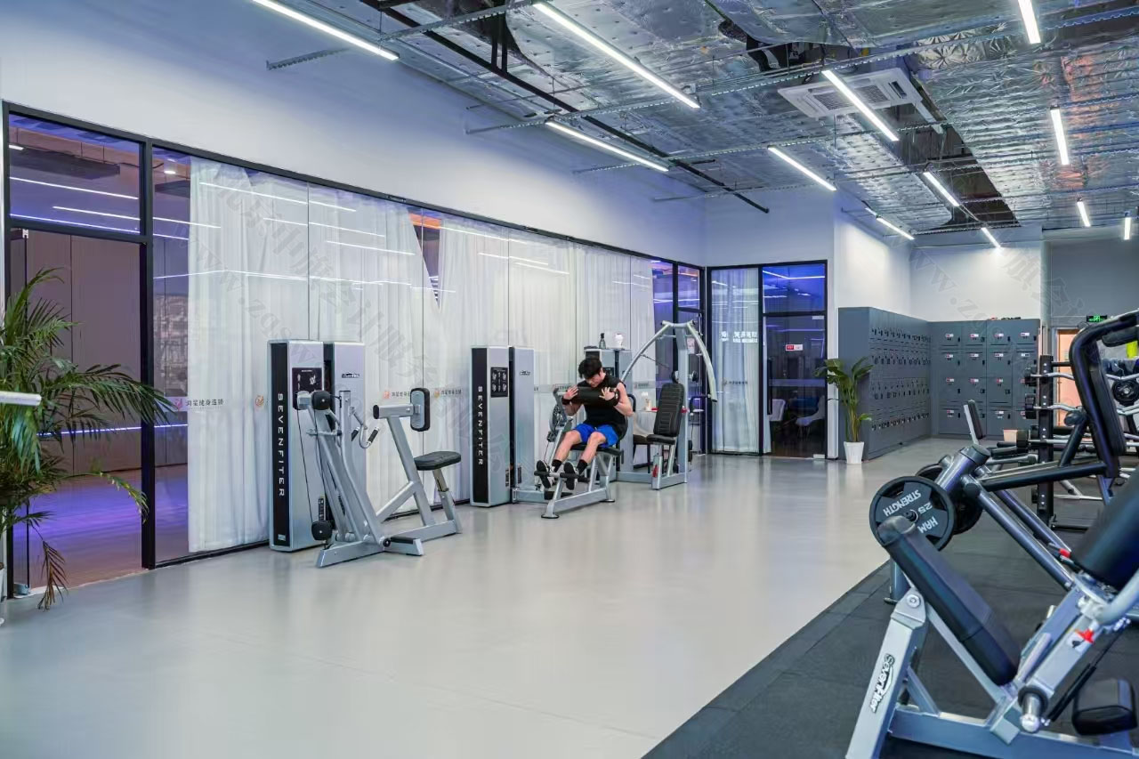 正在健身房里鍛煉的小伙.jpg 正在健身房里鍛煉的小伙.jpg