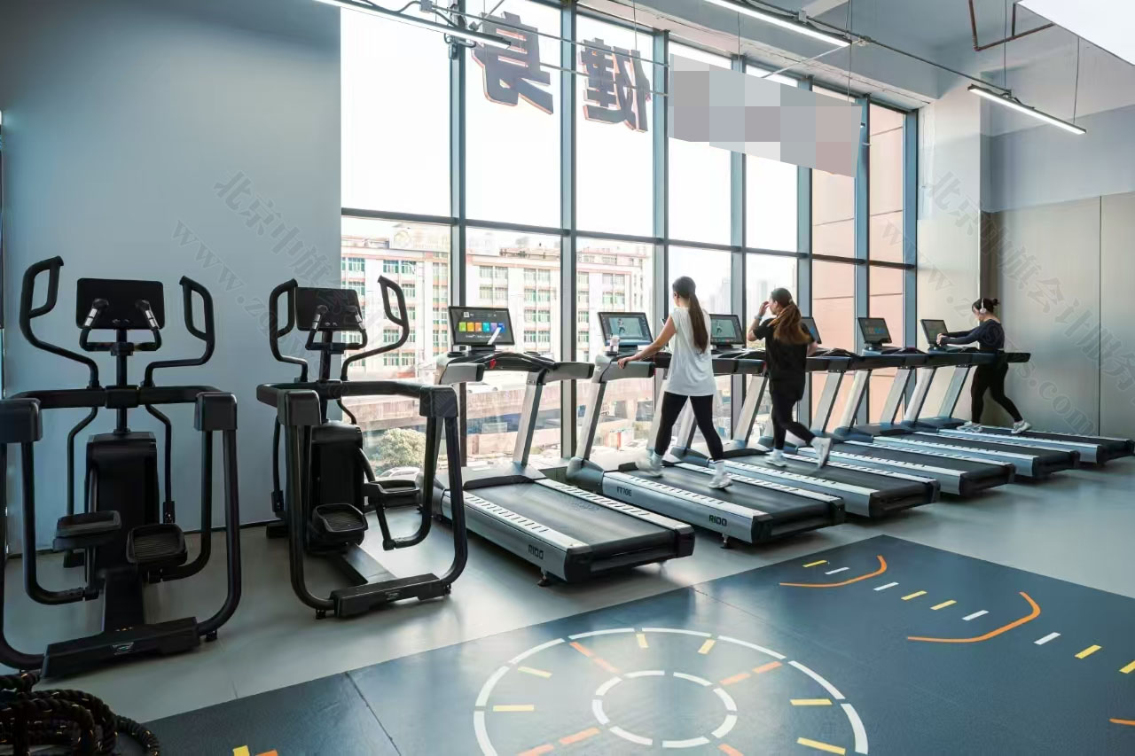 健身房里面的跑步機.jpg 健身房里面的跑步機.jpg