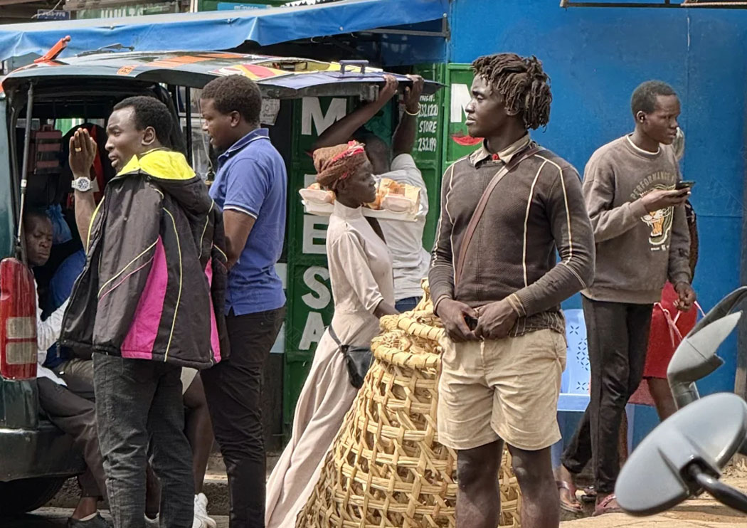 非洲哥們在市場觀望.jpg 非洲哥們在市場觀望.jpg