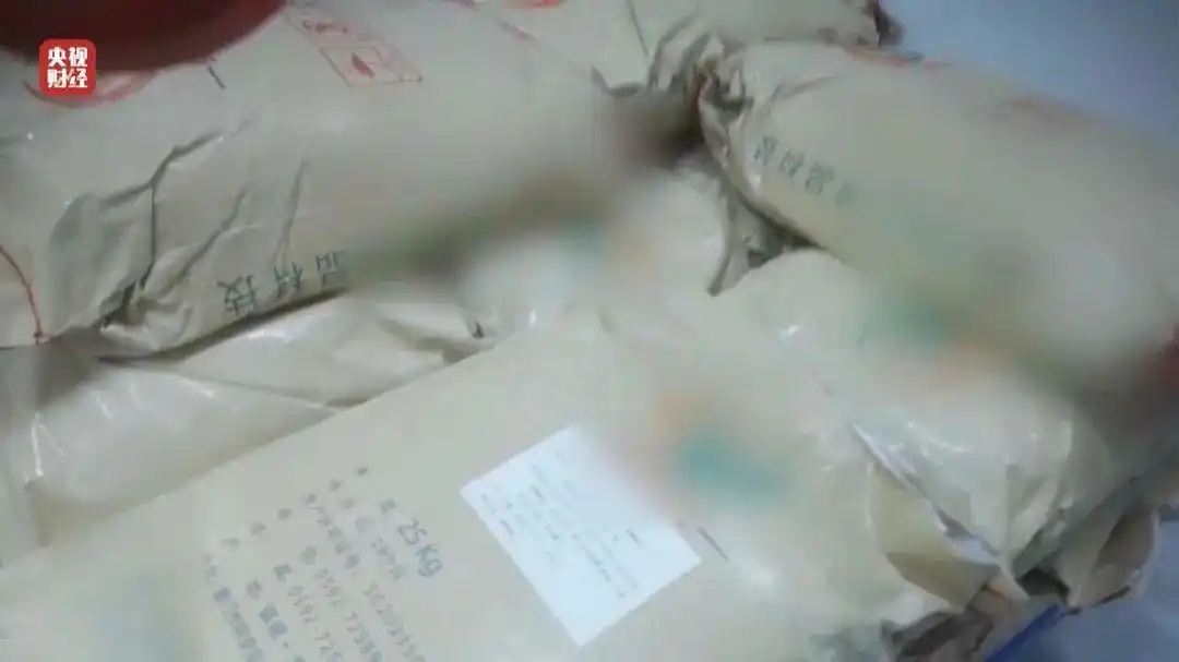 地面上堆放著各種大袋的復(fù)合磷酸鹽保水劑.png 地面上堆放著各種大袋的復(fù)合磷酸鹽保水劑.png