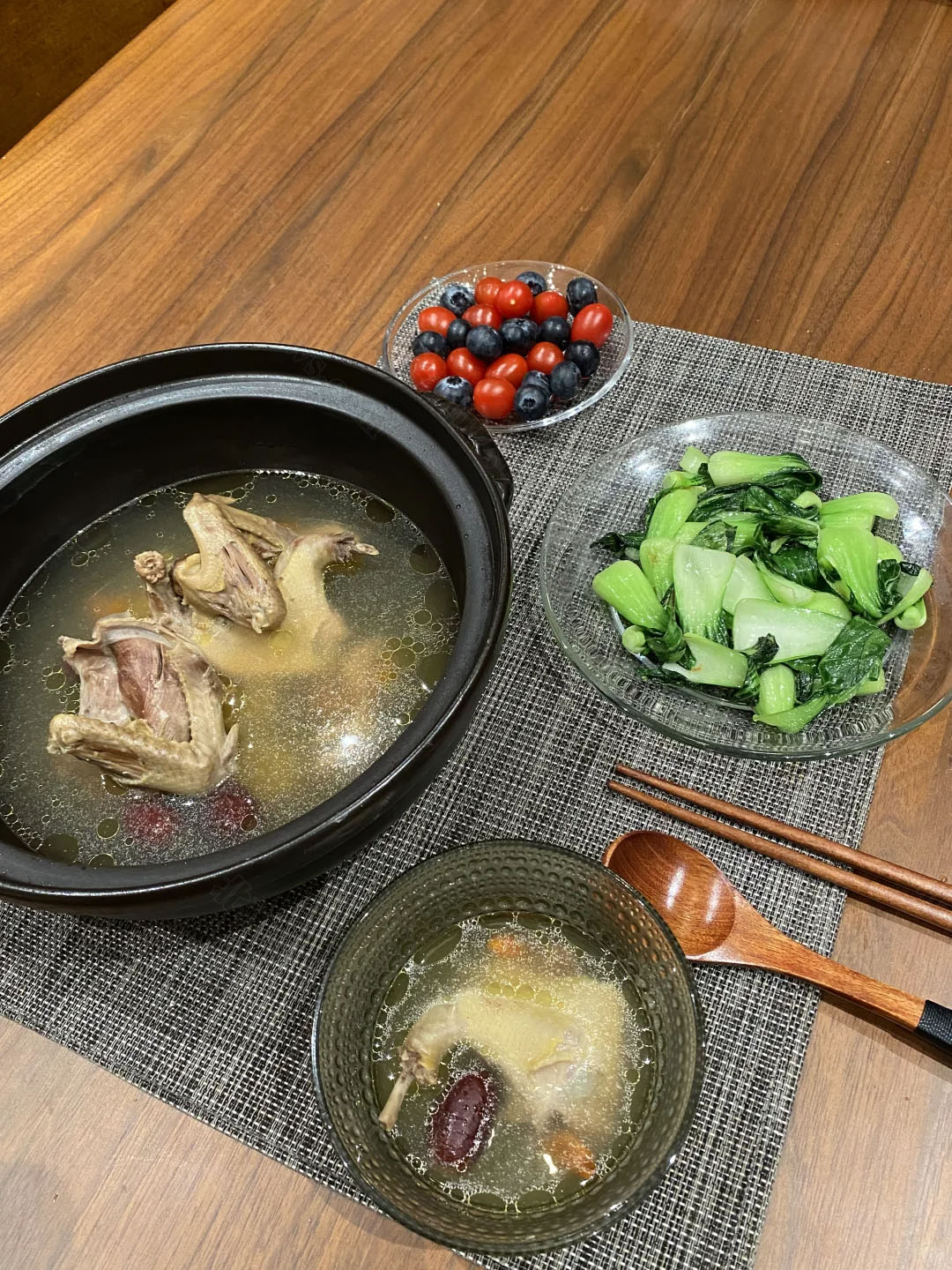 已經(jīng)燉熟了的鴿子湯美味營(yíng)養(yǎng)高.jpg 已經(jīng)燉熟了的鴿子湯美味營(yíng)養(yǎng)高.jpg