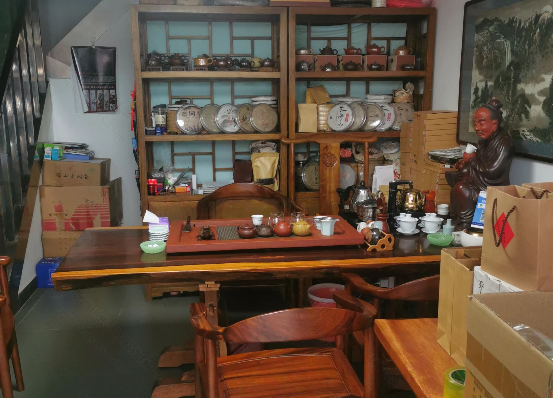 小張現(xiàn)在自己裝修的茶館.jpg 小張現(xiàn)在自己裝修的茶館.jpg