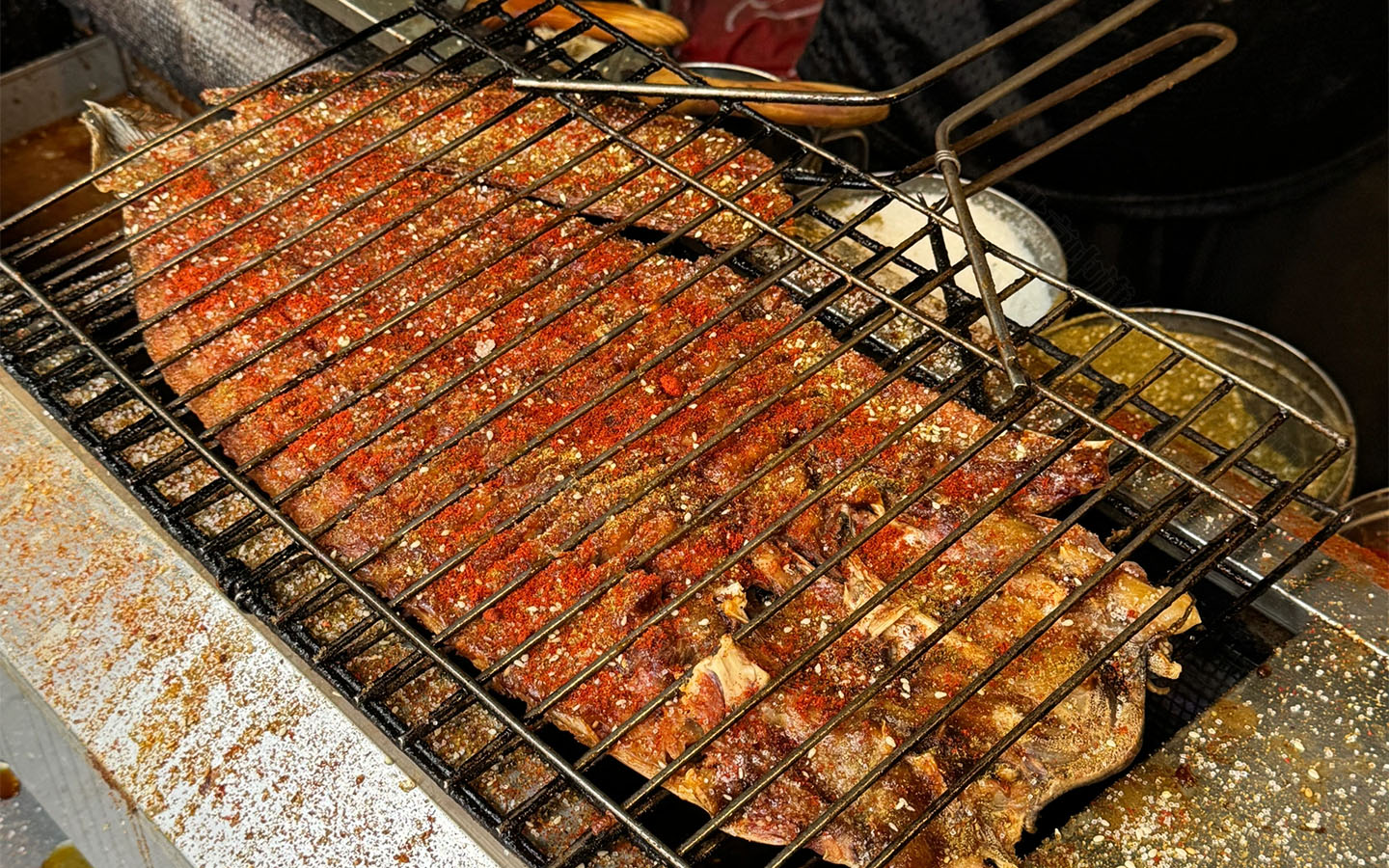 街邊烤魚(yú)非常火爆.jpg