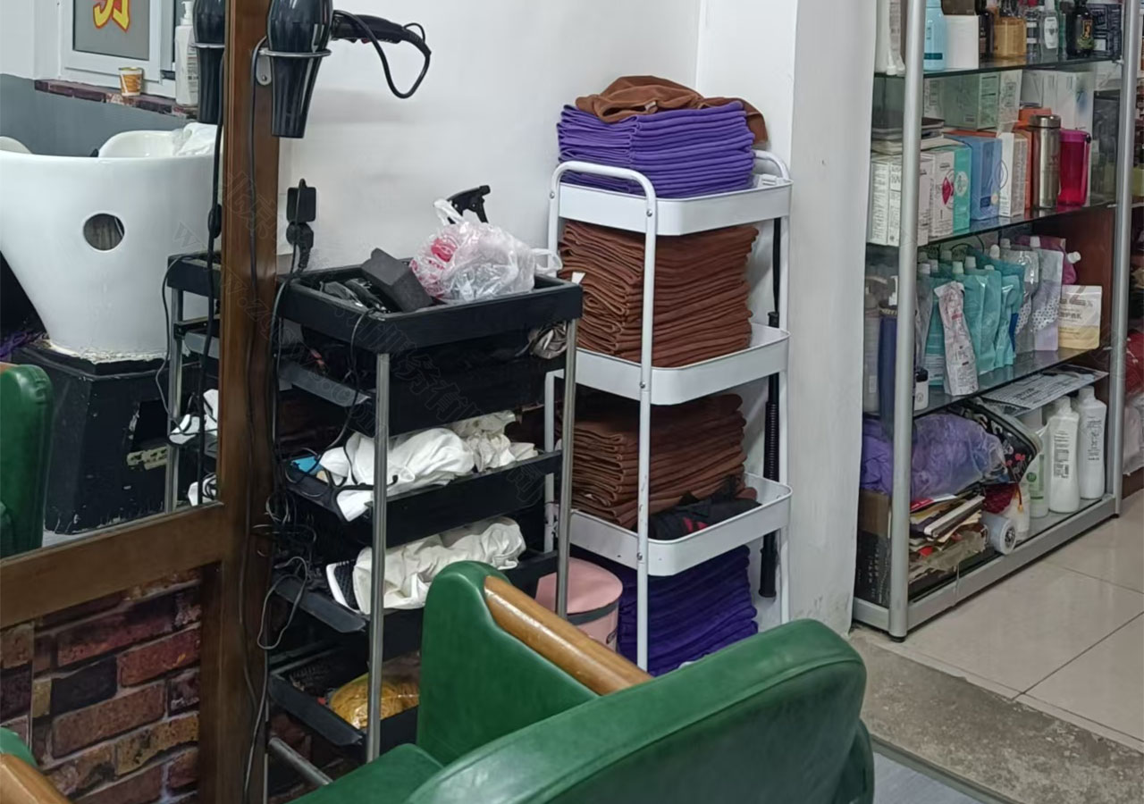 我們樓下的理發(fā)店就是自己開的一個(gè)個(gè)體戶理發(fā)非常好看.jpg