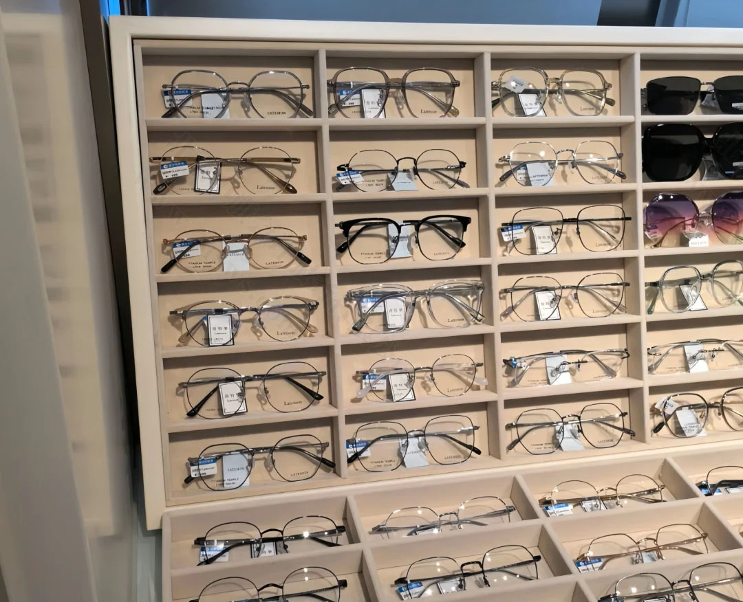 眼鏡店挑選鏡框.jpg