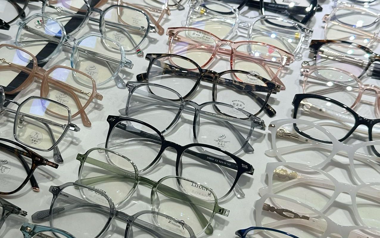 眼鏡店挑選鏡框?qū)^(qū).jpg 眼鏡店挑選鏡框?qū)^(qū).jpg