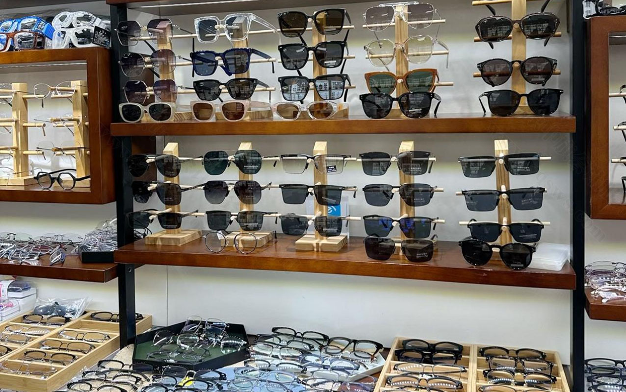 眼鏡店挑選鏡框.jpg 眼鏡店挑選鏡框.jpg